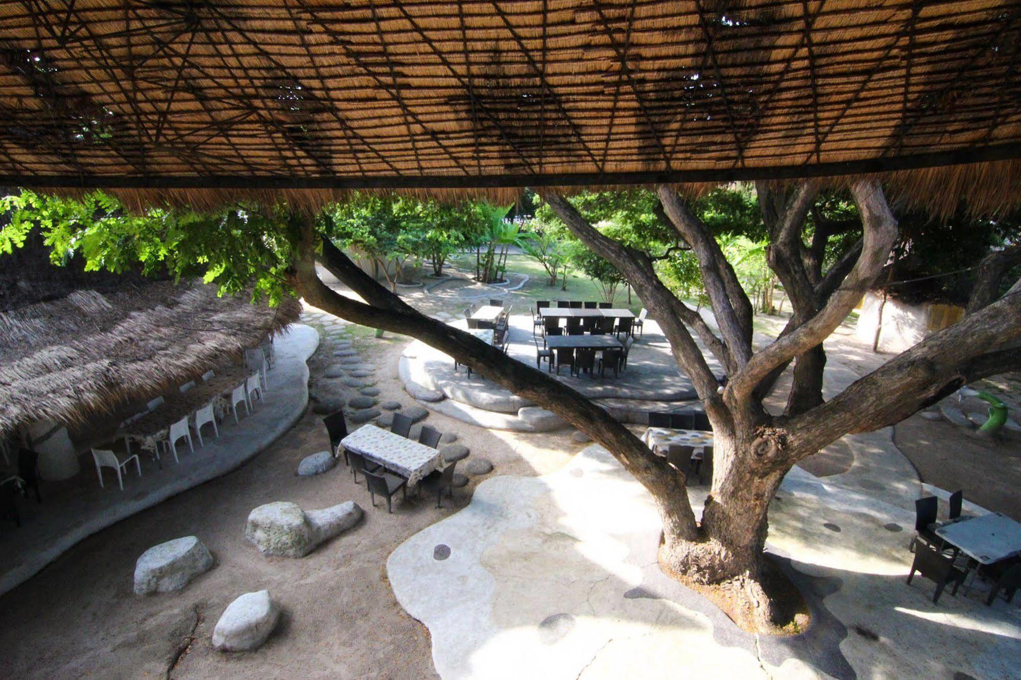 Hotel Naidee Sculptured Huts HHQ Exterior foto